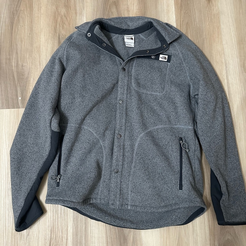 North Face: button up sweater 
Grey and black
Size: Largee